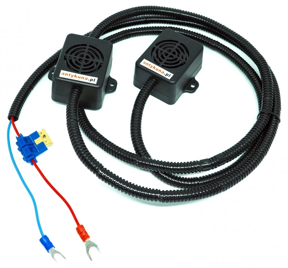Zestaw dwóch odstraszaczy kun antykuna.pl w czarnych obudowach, połączonych przewodami w peszlu ochronnym, z końcówkami widełkowymi i bezpiecznikiem.