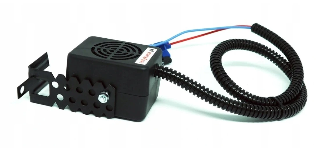 Odstraszacz kun antykuna.pl w czarnej obudowie z kratką głośnika, elastycznym peszlem ochronnym na przewodzie i metalowym uchwytem montażowym z otworami.