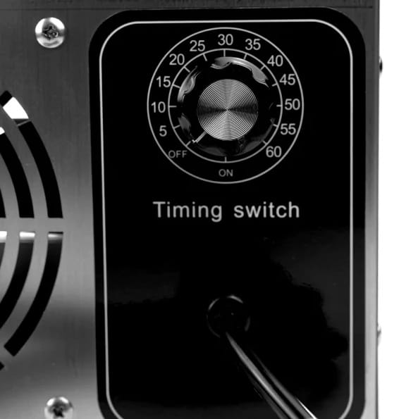 Zbliżenie na panel sterowania generatora ozonu – czarne pokrętło z minutnikiem do 60 minut, podpisane „Timing switch”, z widocznym przewodem zasilającym.