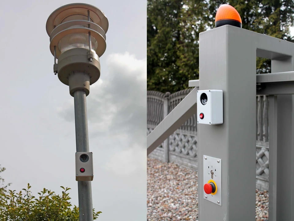 Odstraszacze zwierząt z jednym emiterem zamontowane na latarni i słupku przy bramie wjazdowej z sygnalizatorem.
