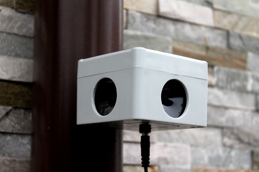 Odstraszacz ultradźwiękowy C350 – odporny na warunki zewnętrzne, idealny na elewacje budynków i do ochrony posesji.