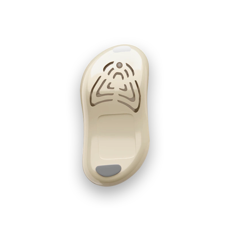 Beżowe urządzenie ultradźwiękowe w formie breloka, z otworami w kształcie fal dźwiękowych i szarym przyciskiem u dołu.