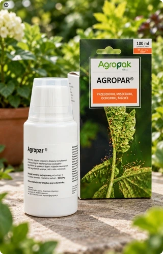 Agropar 100 ml w białej butelce i zielonym opakowaniu, ustawione na drewnianym stole wśród roślin.