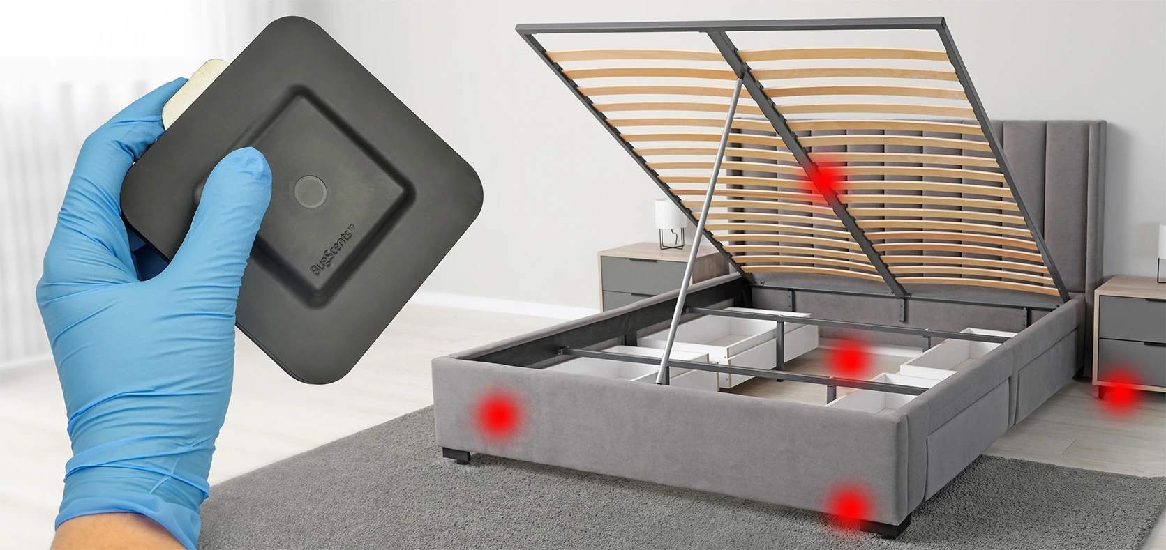 Osoba w niebieskiej rękawiczce trzyma pułapkę BugScents, w tle łóżko z uniesionym stelażem i zaznaczonymi na czerwono miejscami potencjalnego występowania pluskiew.
