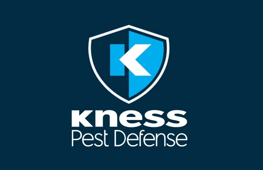 Logo marki Kness Pest Defense – niebiesko-biały herb z literą „K” i podpisem „kness Pest Defense” na granatowym tle.