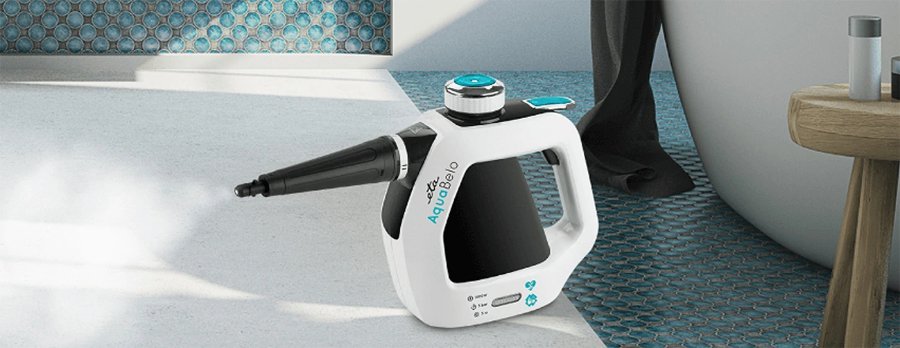 Ręczny parownicowy czyścik Aquabelo z dyszą, emitujący parę, ustawiony na podłodze w nowoczesnej łazience.