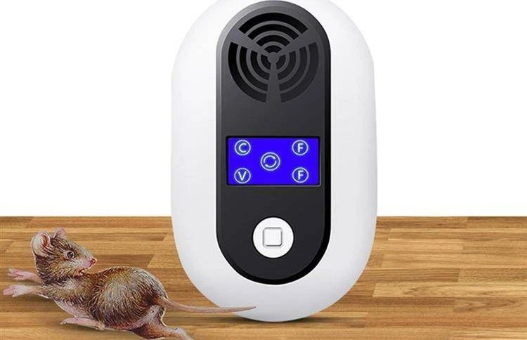 Ultradźwiękowy odstraszacz gryzoni w białej obudowie z czarnym panelem, ekranem LED i ilustracją uciekającej myszy.