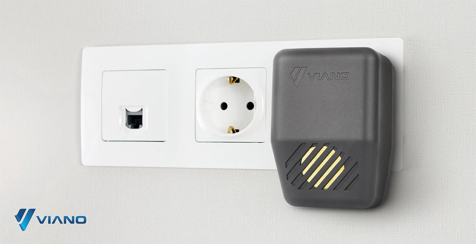 Odstraszacz ultradźwiękowy Viano wpięty bezpośrednio do gniazdka elektrycznego, z wytłoczonym logo i kratką w kształcie skośnych szczelin.