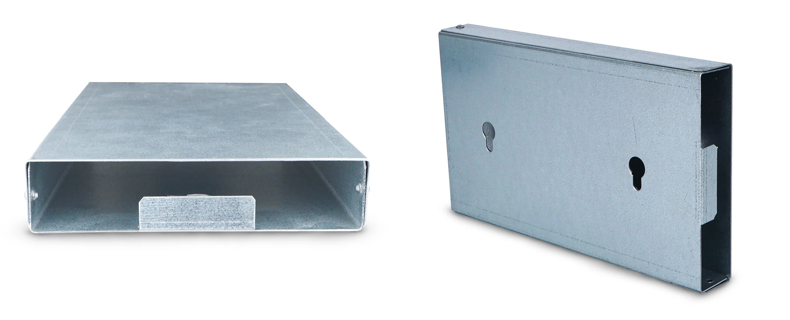 Metalowa osłona do pułapki na karaluchy i prusaki, prostokątna, z otworem wejściowym i otworami montażowymi z tyłu.