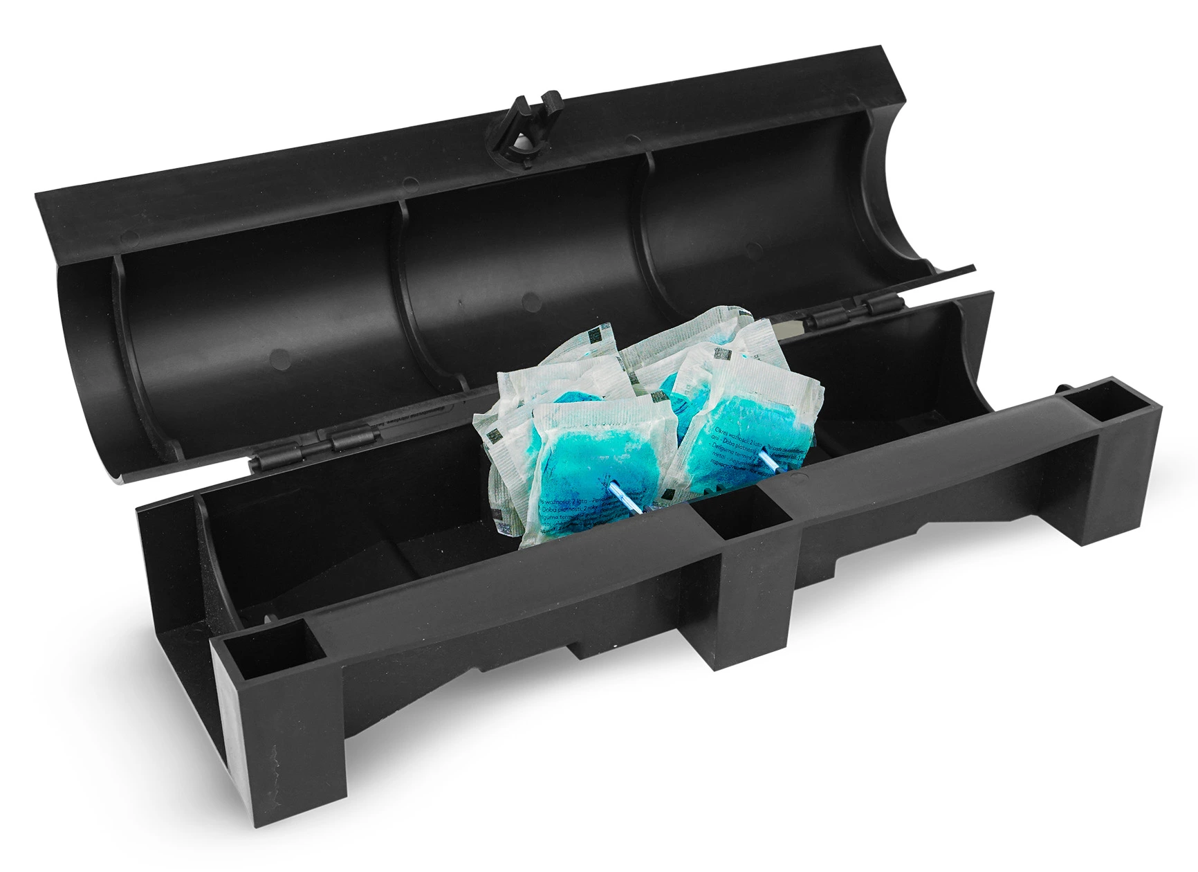 Niebieskie saszetki z pastą na myszy i szczury umieszczone w czarnej stacji deratyzacyjnej.