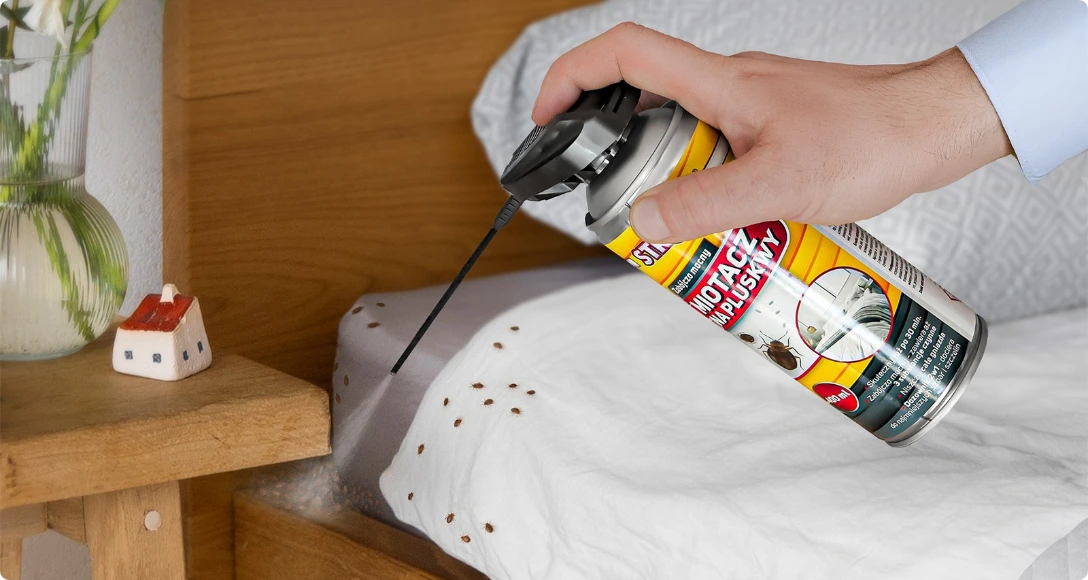 precyzyjna aplikacja preparatu strong miotacz na pluskwy 400 ml za pomocą rurki dozującej w pobliżu pluskiew na pościeli