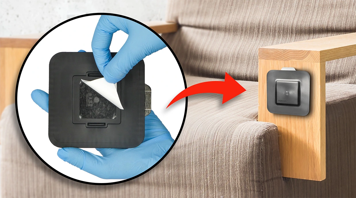 Osoba w rękawiczkach zdejmuje folię ochronną z monitora BugScents, który następnie przyklejany jest do ramienia fotela.