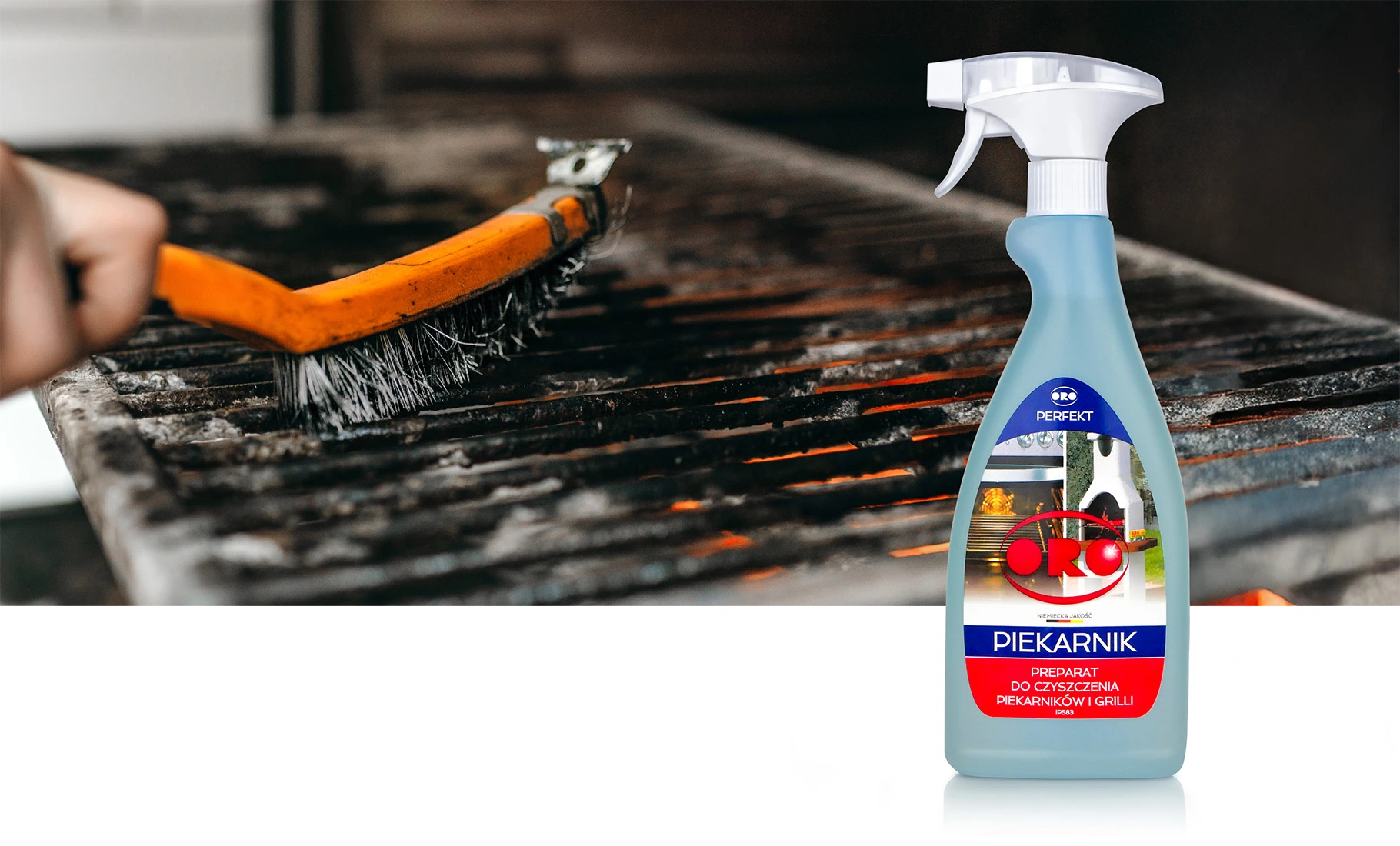 Ręka w niebieskiej rękawiczce rozpyla środek ORO Perfekt do czyszczenia piekarników i grilli wewnątrz zabrudzonego piekarnika.