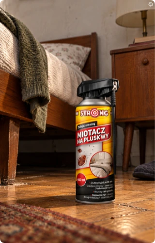 strong miotacz na pluskwy 400 ml z dozownikiem 2 w 1 ustawiony na podłodze obok drewnianego łóżka w sypialni