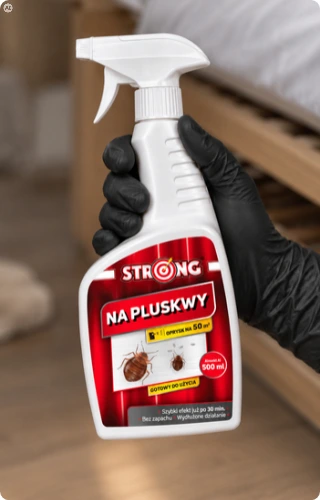 spray STRONG na pluskwy 500 ml trzymany w dłoni w czarnej rękawiczce przy łóżku z materacem