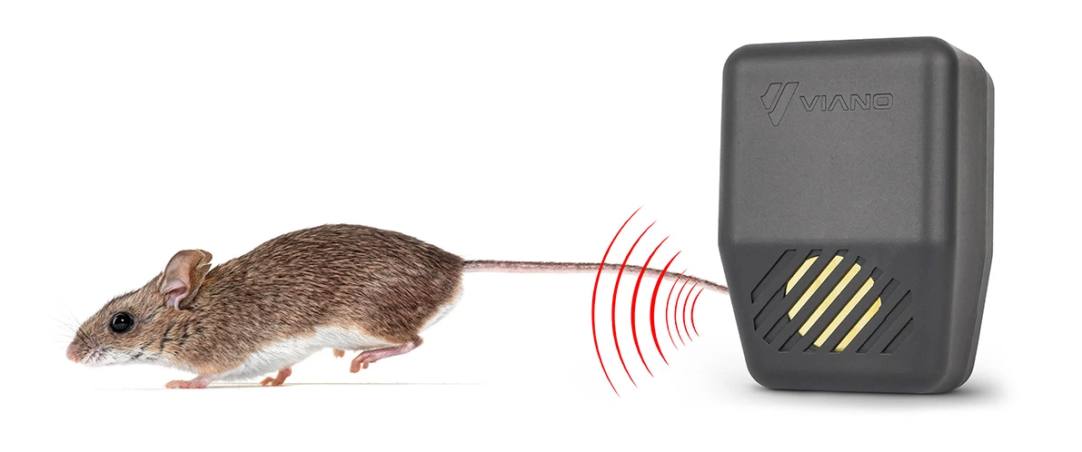 Szary odstraszacz gryzoni Viano emitujący fale ultradźwiękowe w kierunku uciekającej myszy, symbolizowane czerwonymi liniami.