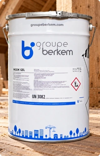 Białe wiadro preparatu XiliX GEL Groupe Berkem o pojemności 20 litrów, ustawione na podłodze drewnianej konstrukcji.